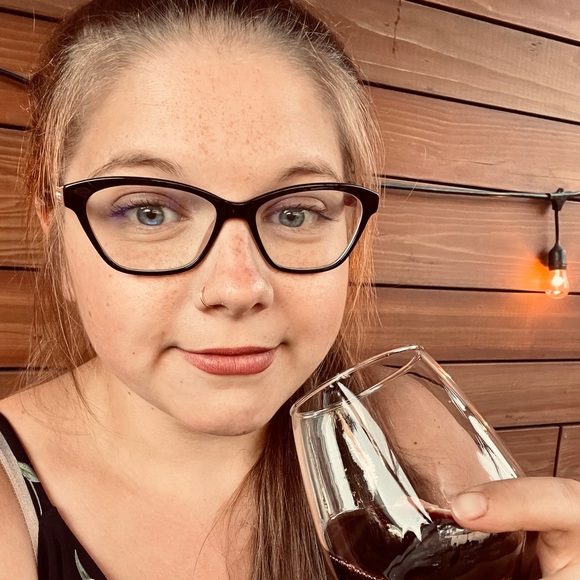 Meet your Posher, Alyssa - Picture 1 of 1